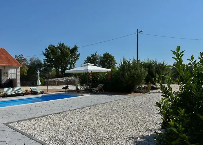 Mystc Woods Bristane